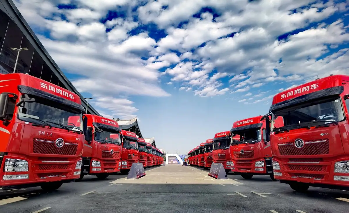 Dongfeng Kinglong KL Longqing 3.0 High-end LNG Tractor Truck