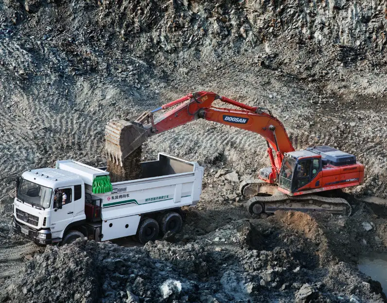 High-capacity tipper truck (dump truck) designed for heavy-duty construction and mining operations, efficiently transporting bulk materials.