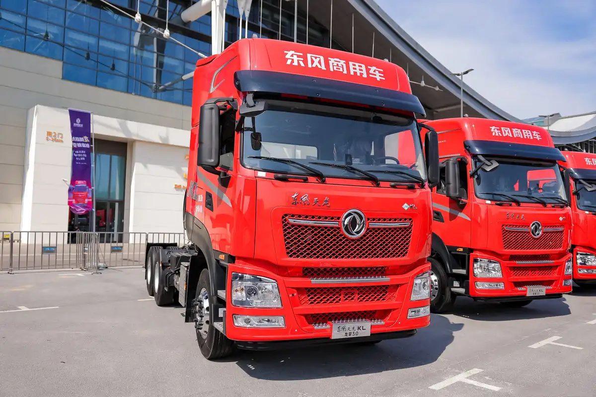 Dongfeng 6×4 LNG Heavy Duty Tractor Truck High-End Model for Long Distance Transport