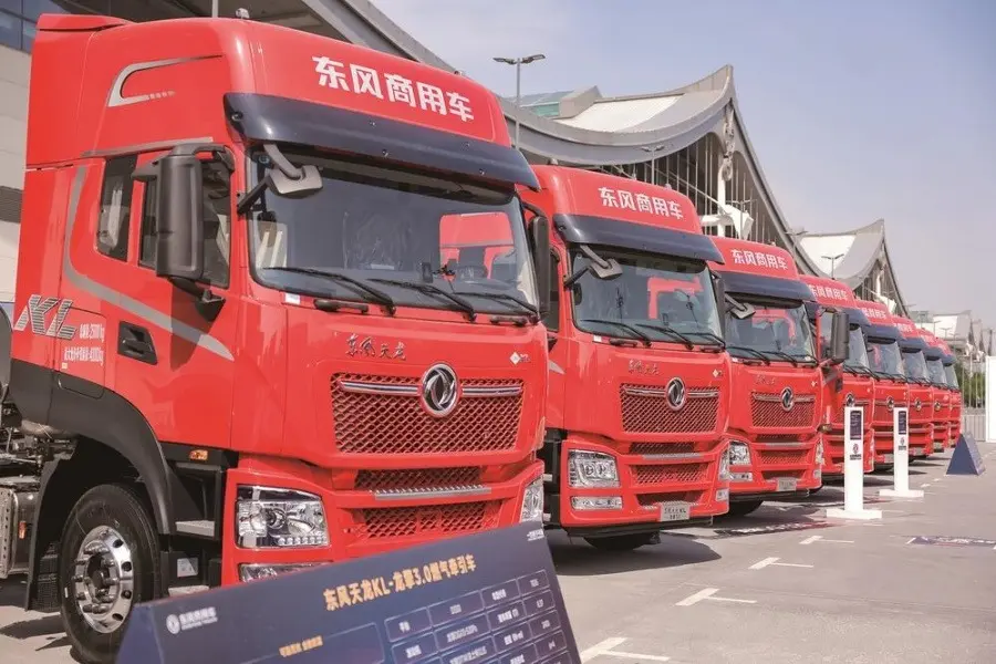 Professional DONGFFENG Kinglong KL CNG Tractor truck head with stable performance, high efficiency, low energy consumption and long service life.