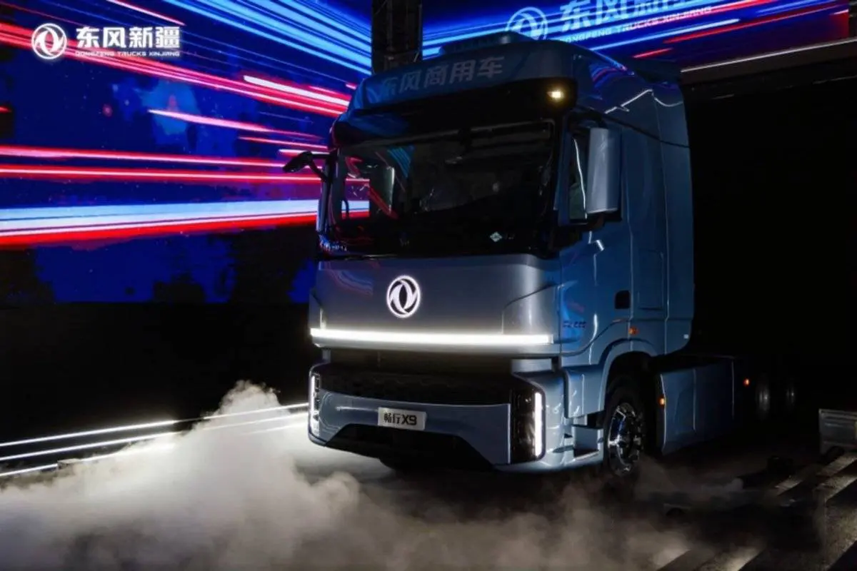 Dongfeng Changxing X9 640HP LNG tractors with -42°C cold‑start capability and 3,000km+ range.
