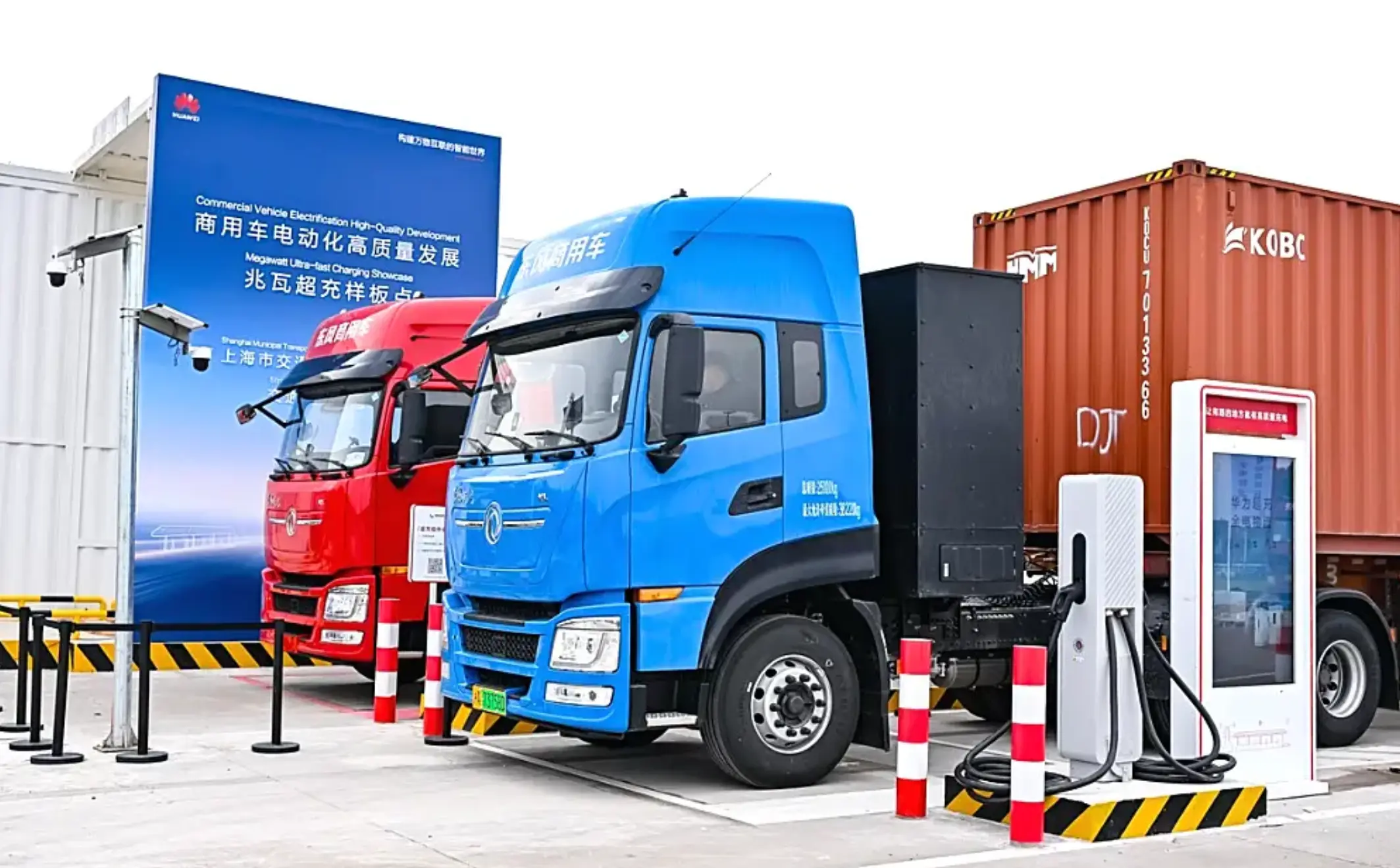 Launch ceremony of Dongfeng HI-Truck high-end truck lineup, showcasing the Tianlong GX model for smart logistics and autonomous heavy-duty transportation.