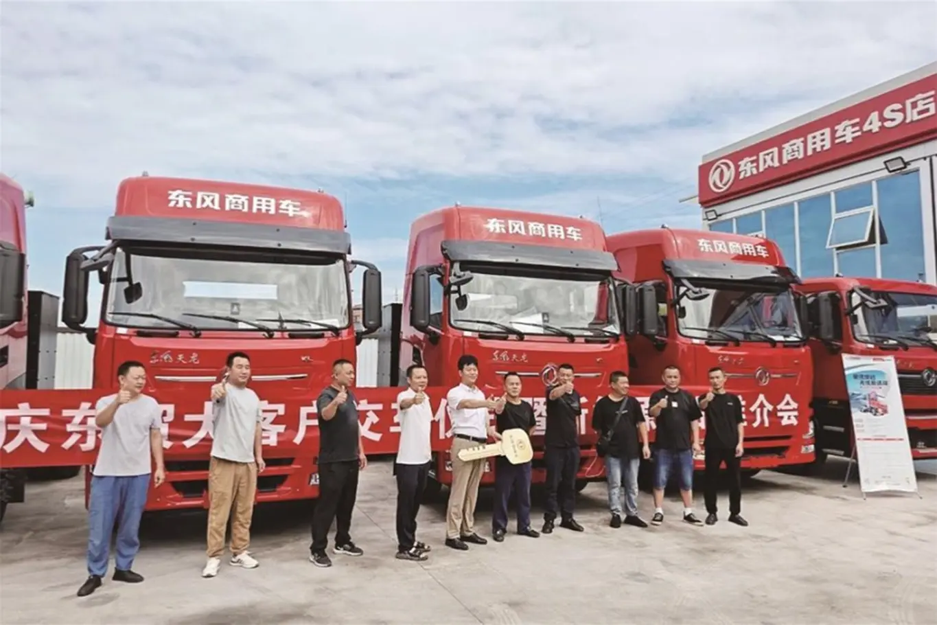 Aerial view of a large - scale commercial vehicle export base, rows of brand - new red trucks and commercial vehicles are neatly parked and ready for global shipment.