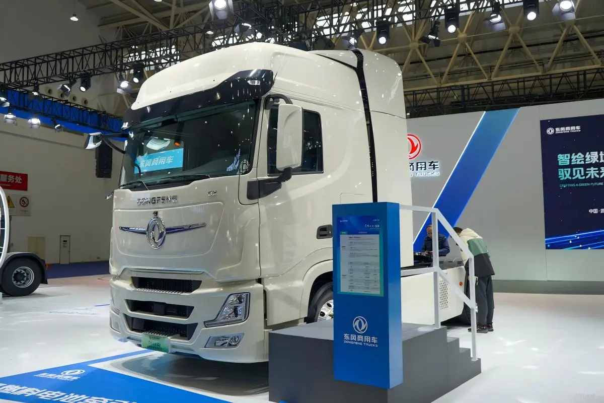 Hydrogen-Powered Heavy Truck for Long-Haul Logistics