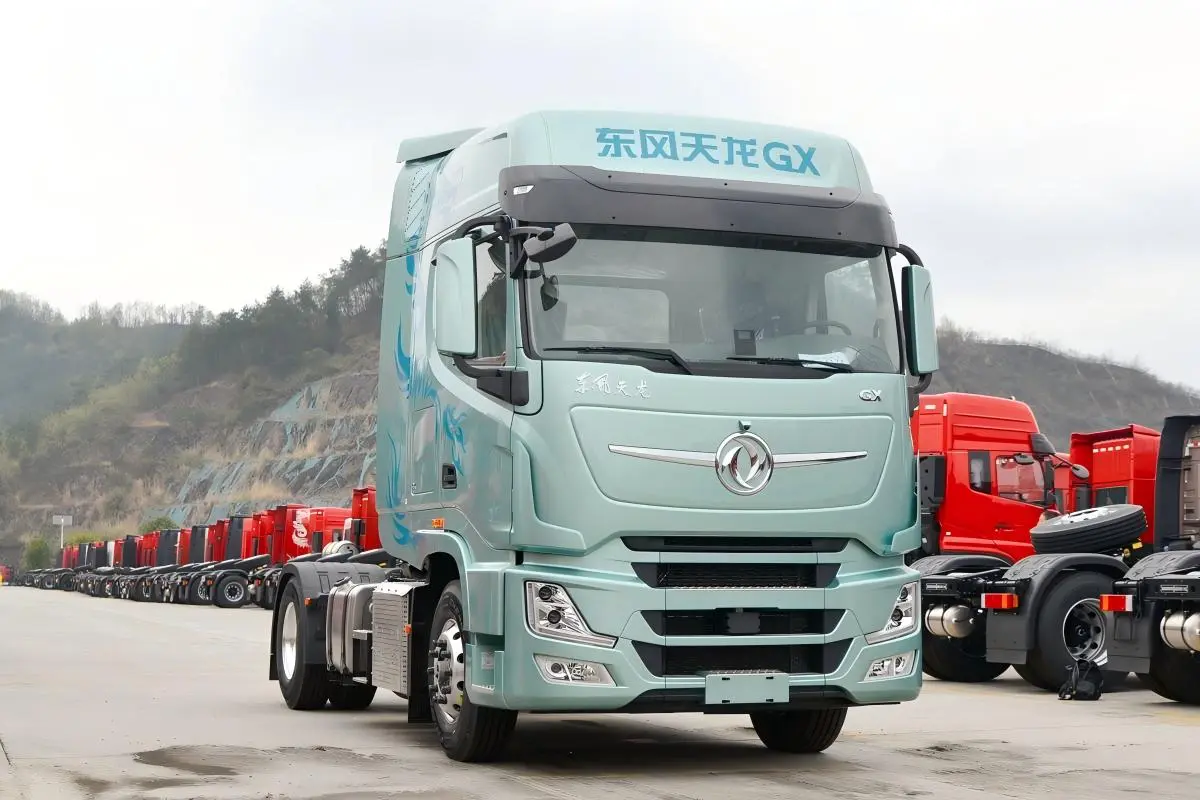 The Kinglong GX flagship series positioning it as a high-end heavy-duty truck for long-distance trunk logistics.
