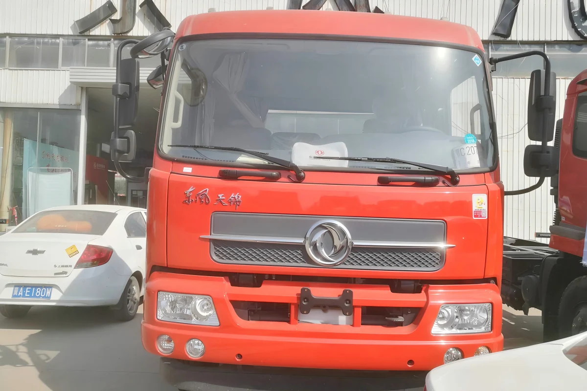 This specific model—an 180-horsepower, 4x2 flatbed truck with a 6.75-meter cargo body
