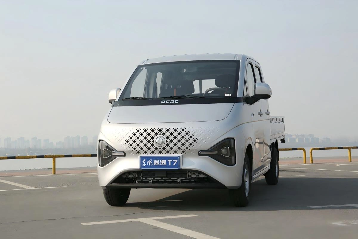 affordable Dongfeng T7 1.6L gasoline flatbed urban delivery small cargo truck price